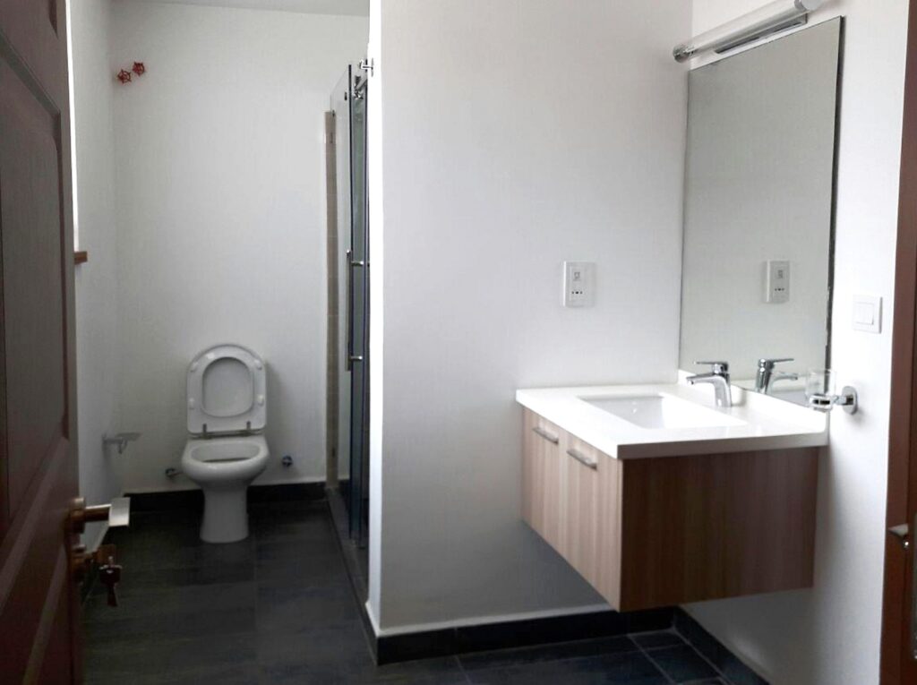 Pyramid Oak 5 Bed Villas Bathroom
