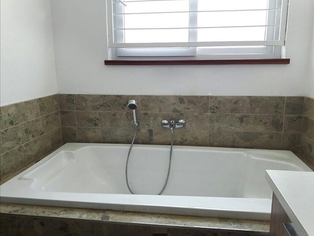Pyramid Oak 5 Bed Villas Bathtub