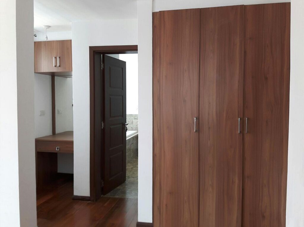 Pyramid Oak 5 Bed Villas Ensuite Bedroom
