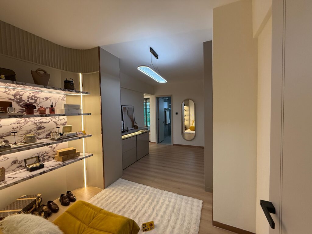 5 Bedroom Duplex Apartment plus DSQ walk inn closet