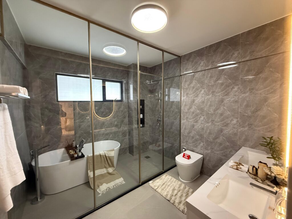 5 Bedroom Duplex Apartment plus DSQ bathroom