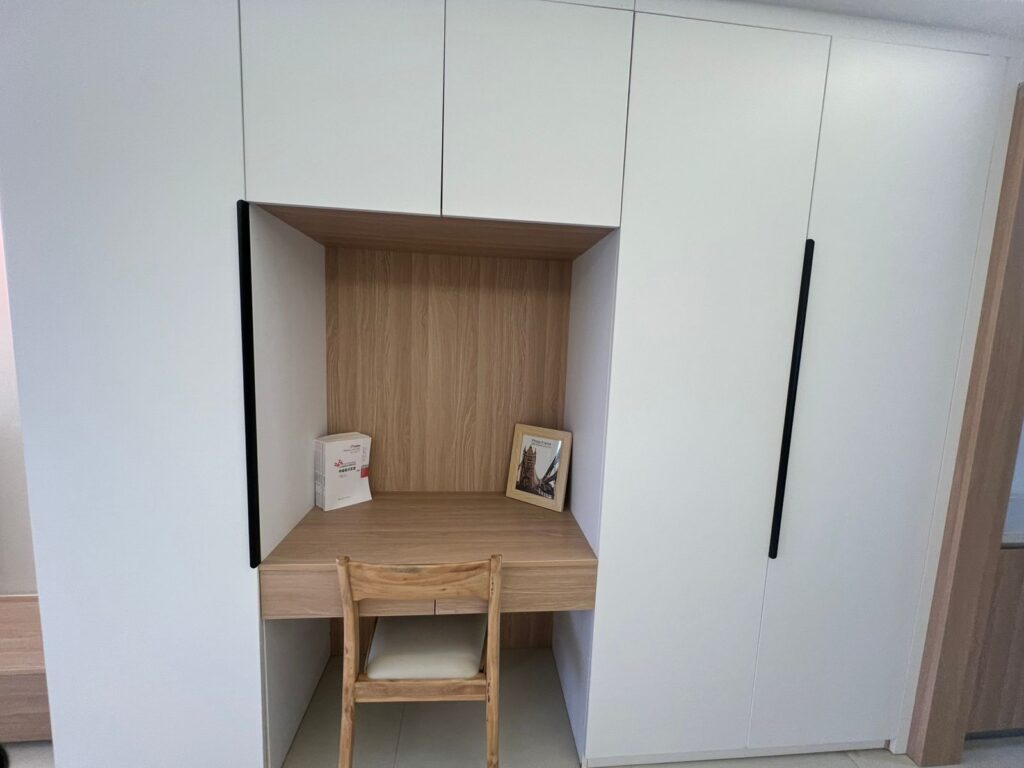 Amber Bay Apartments on Kingara Road Studio Dressing Area