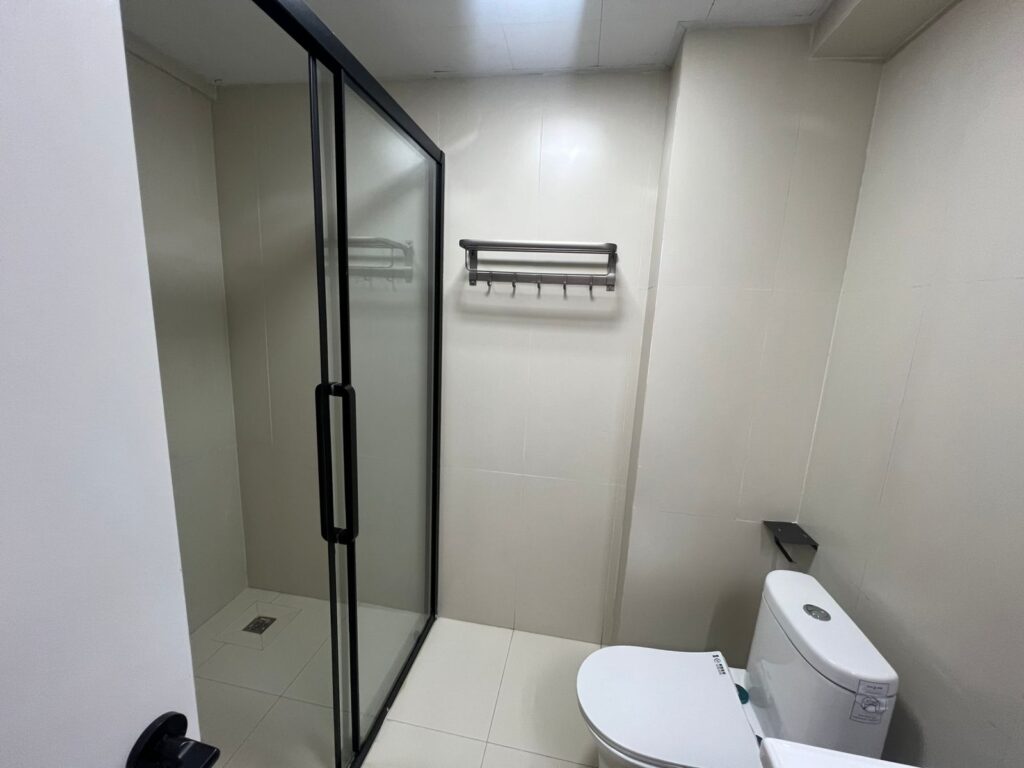 Amber Bay Apartments on Kingara Road Studio Bathroom