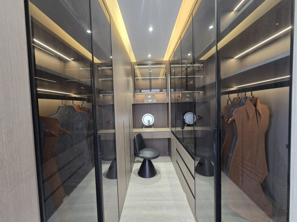 Kamangu Villas walk-in Closet