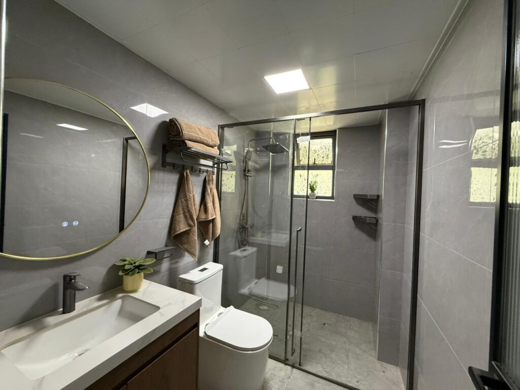 Three Bedroom plus Dsq on Sports road Westlands Apartment Bathroom