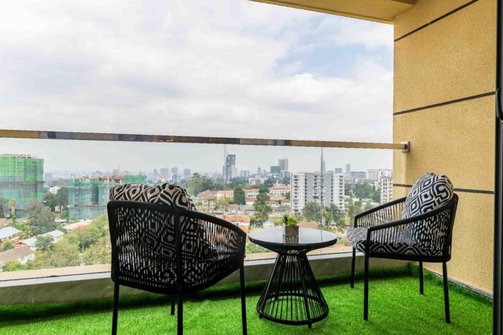 balcony with 2 seats and a medium table at Family-friendly serviced apartment in Kilimani