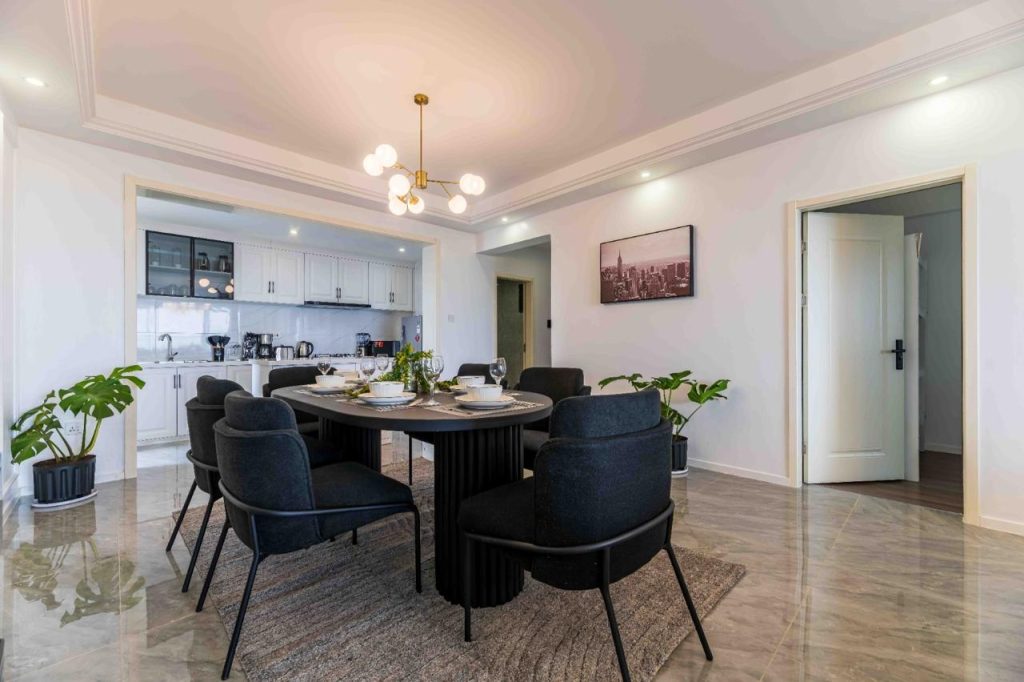 the dinuing area and the view of the open plan kitchen in the background at Family-friendly serviced apartment in Kilimani