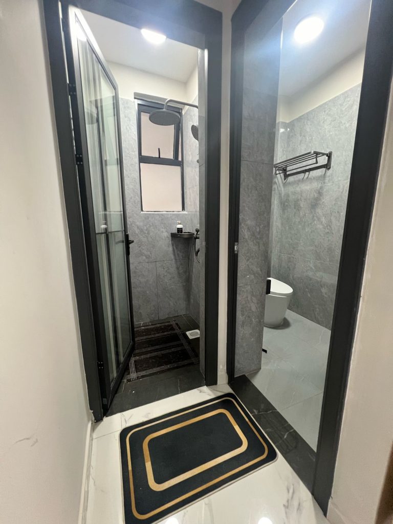 a separate bathroom and toilet at the Short Stay Furnished Apartment in Nairobi