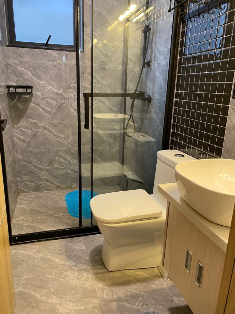 Furnished 1 bed apartment near Kilimani mall, Bathroom