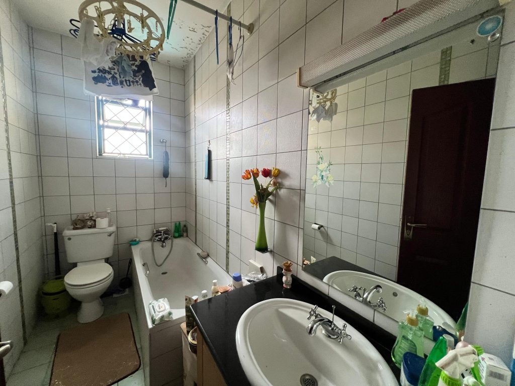 batjrook with a bathtub,shower, a toilet and a sink with a mirror at White Oak Park Apartments