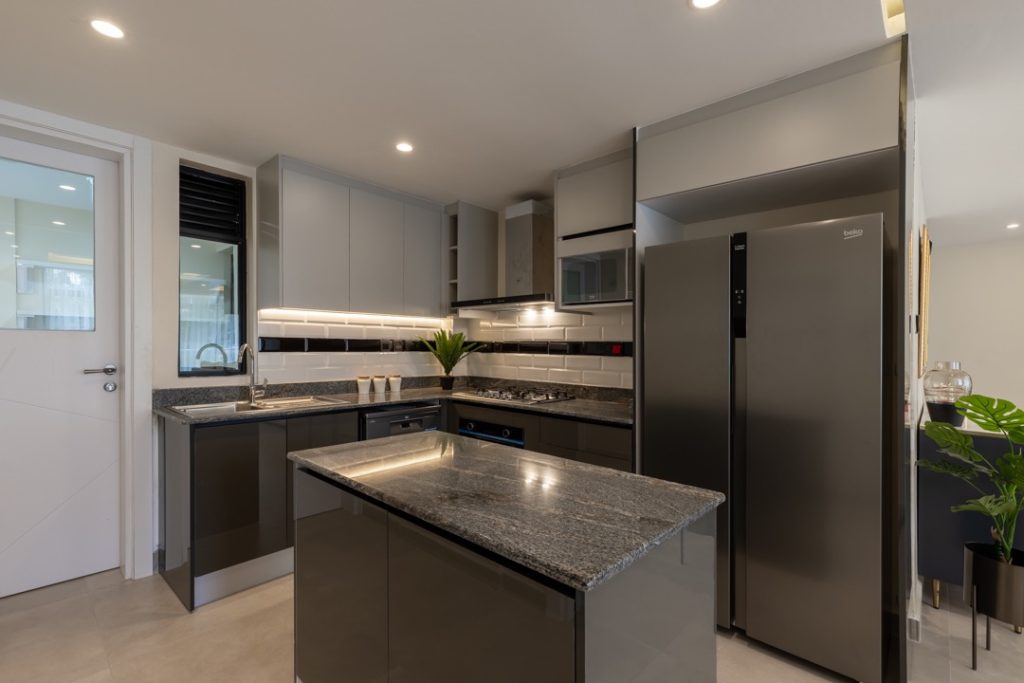 A modern kitchen island at the open plan kitchen of a greenvile apartment