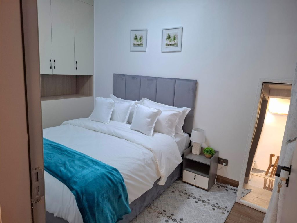 Second bedroom featuring a queen size bed in 2 Bedroom Corporate Housing in Kilimani Nairobi.