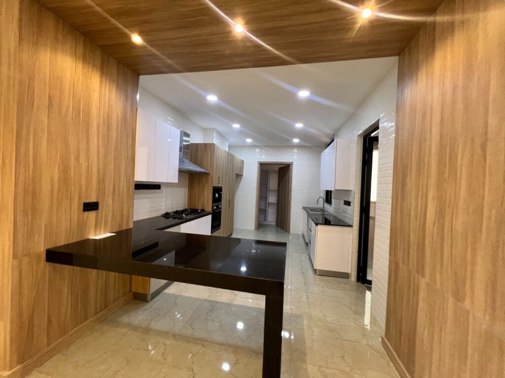 A different version of the open plan kitchen with fitted cabinets at Silver Decks Apartment