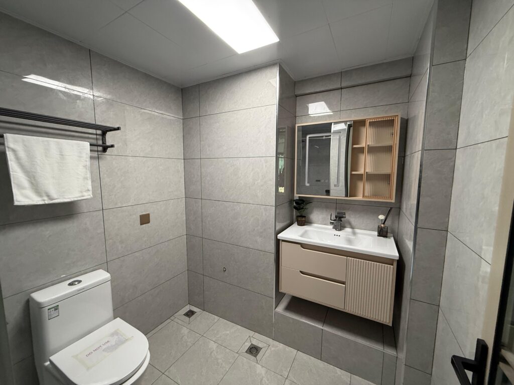 a bathroom with a toilet and sink at the 1 Bedroom Apartment Near The Gateway Apartments