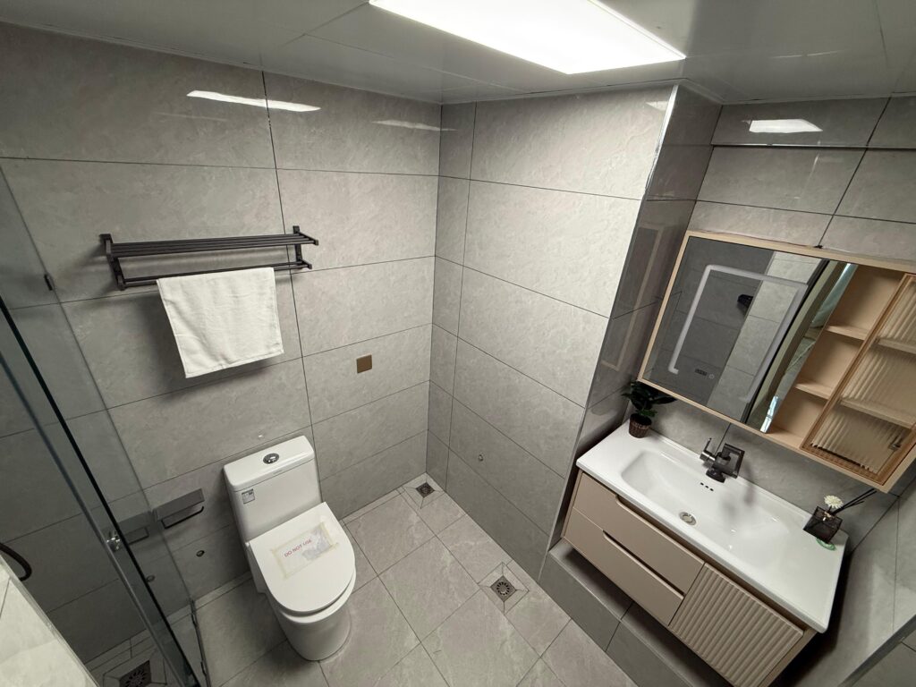 a bathroom at the 1 Bedroom Apartment Near The Gateway Apartments