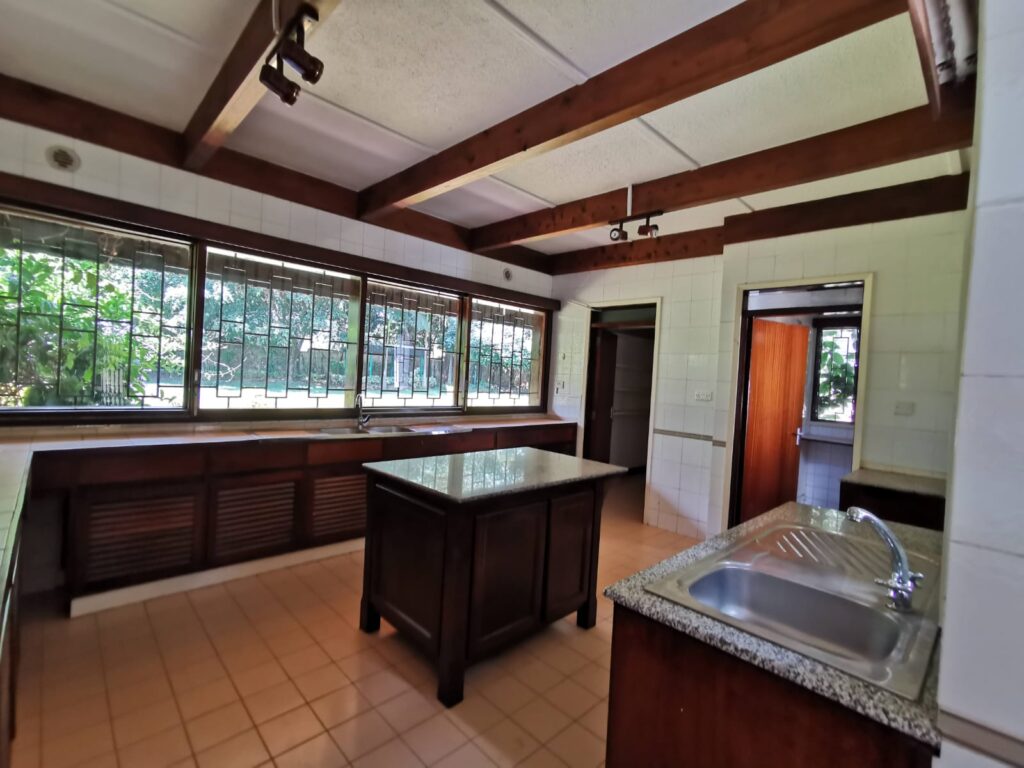 rustic 4 bedroom house in Old Muthaiga island kitchen