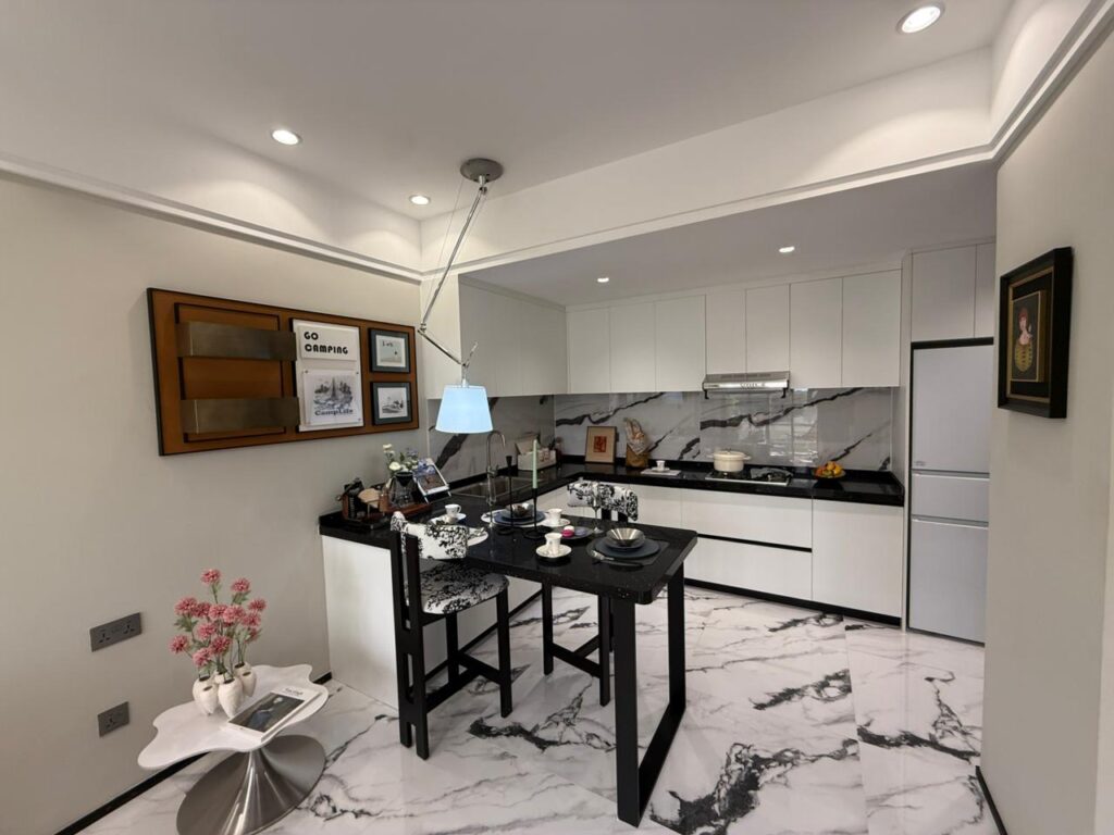 1 Bedroom Apartment near Rainbow Tower fitted kitchen