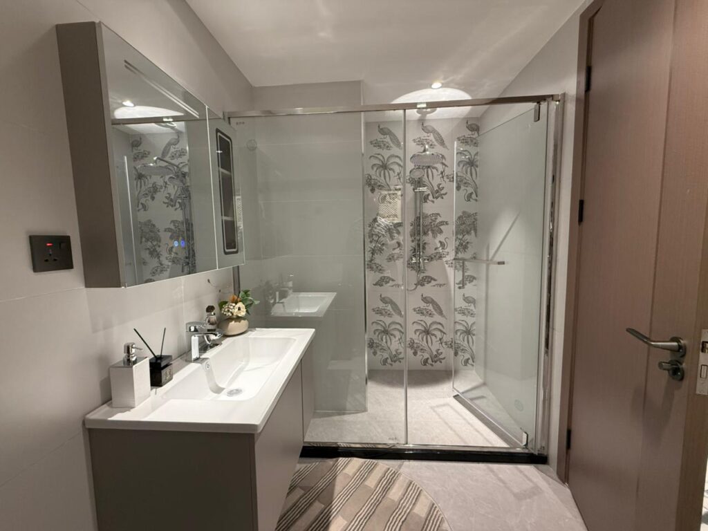 Golden mansion Apartment bathroom