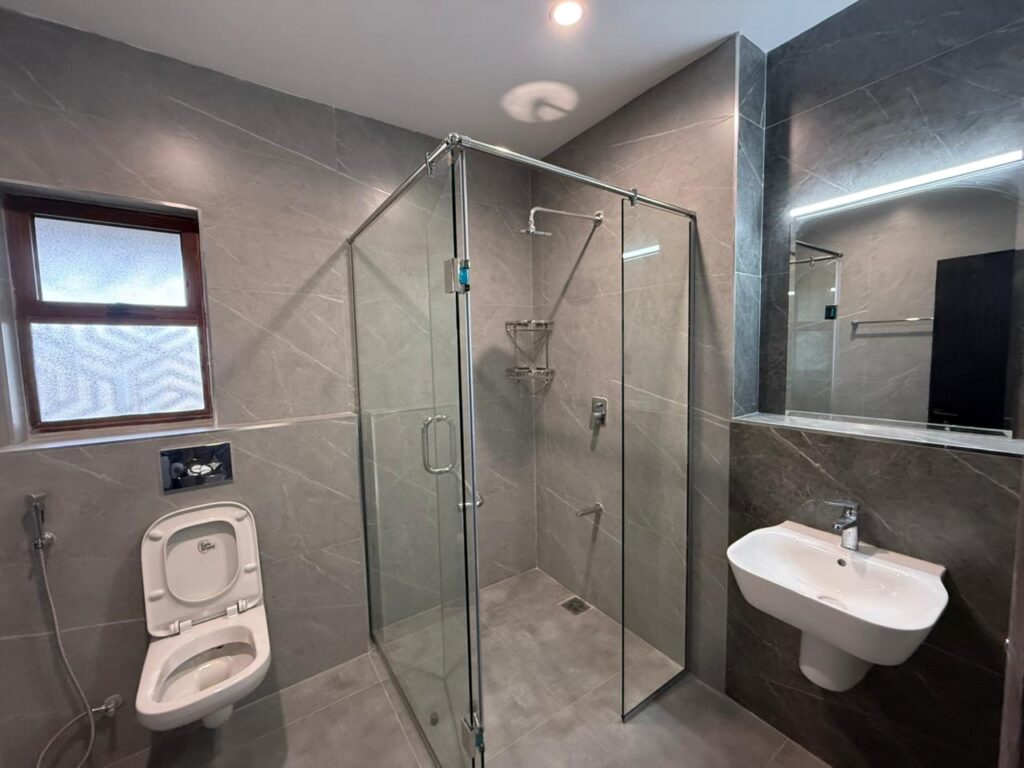 Available 3 bedroom apartment near Quick Mart Kileleshwa Bathroom