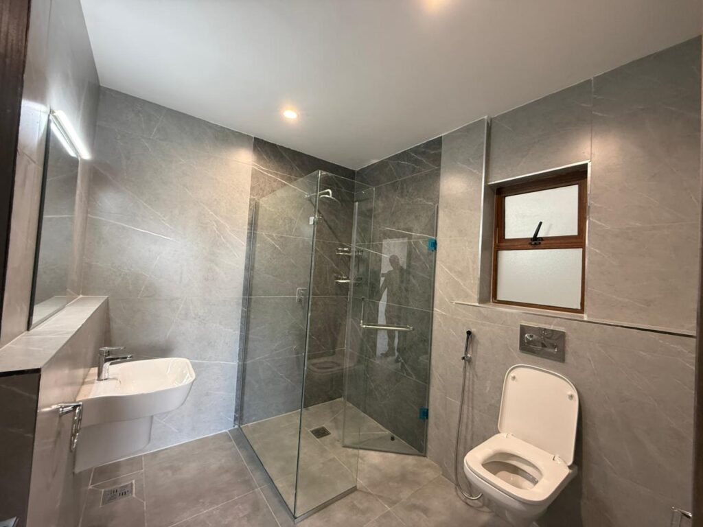 Available 3 bedroom apartment near Quick Mart Kileleshwa bathroom